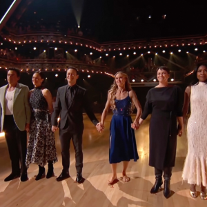 Julia Stiles and five 10 Things I Hate About You castmates hold hands during a Heath Ledger tribute on Dancing with the Stars.