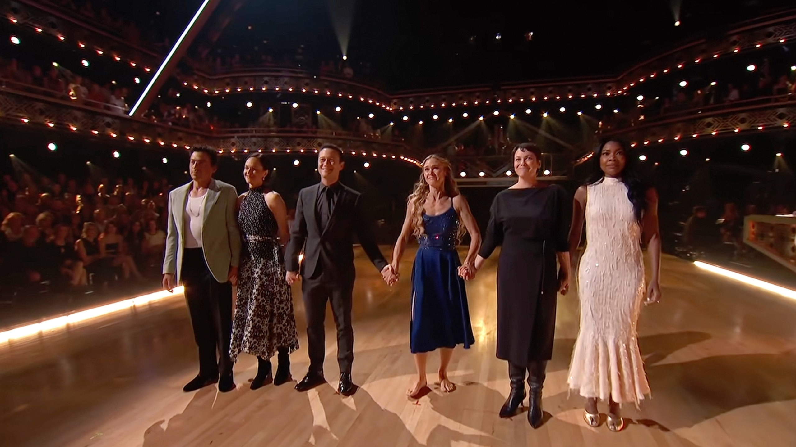 Julia Stiles and five 10 Things I Hate About You castmates hold hands during a Heath Ledger tribute on Dancing with the Stars.